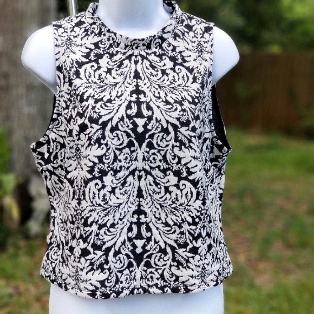 NWT Womans Mossimo Sleveless Black and White Back Cut Out Slimming Top Sz.Lg